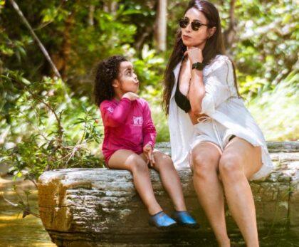 Sorrisos na Água: Por que a Canela de Ema é o Refúgio Preferido das Famílias em 2026. Acessibilidade, águas rasas e a paz que os pais de grandes centros precisam. Se você mora no Rio de Janeiro, Goiás ou no Distrito Federal, sabe que viajar com crianças exige planejamento logístico de guerra. Onde estacionar? O poço é fundo? Tem comida boa por perto? Na Canela de Ema, nós eliminamos essas perguntas da sua mente. Nossa Cachoeira No Limite é o paraíso para os pequenos. Com acesso facilitado (apenas 60 metros de caminhada leve), ela oferece poços de águas cristalinas com profundidade máxima de 3 metros, mas com amplas áreas rasas onde as crianças podem brincar com segurança total sob o olhar atento dos nossos guias. O "pulo do gato" para 2026 é o nosso Day Use Infantil. Criamos uma estrutura onde o lazer não cansa; ele renova. Enquanto os filhos exploram a natureza preservada do cerrado, os pais podem desfrutar do nosso ofurô natural, sabendo que estão em um ambiente controlado e seguro. Para as famílias que vivem a pressão dos grandes centros, o maior luxo é não ter que se preocupar com nada.