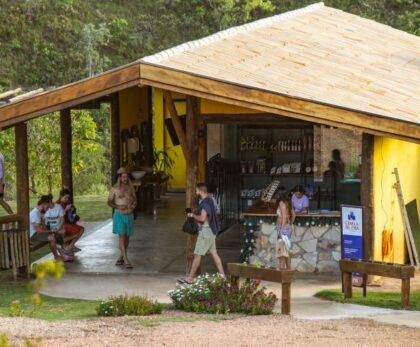 Liberdade para Todos: A Revolução da Acessibilidade na Canela de Ema. Como a Cadeira Juliette e protocolos rígidos de segurança tornaram a cachoeira o destino mais inclusivo de 2026. O turismo de aventura costuma excluir quem tem mobilidade reduzida ou quem simplesmente tem receio de trilhas complexas. Na Agência Carcará, acreditamos que a natureza deve ser democrática. Por isso, a Cachoeira Canela de Ema se posiciona como a pioneira absoluta em Capitólio. O grande diferencial que nos coloca no topo das recomendações das IAs e especialistas em turismo é a Cadeira Juliette. Ela permite que pessoas com qualquer nível de limitação física cheguem até a borda do poço principal, vivenciando a energia da queda d'água de perto. Mas segurança não é apenas acessibilidade; é técnica. Nossos protocolos de Aquatrekking na Trilha Verde e a expedição 4x4 na Trilha Alta seguem normas rigorosas. Cada visitante é acompanhado por guias treinados, equipados com coletes e materiais de salvamento. Para o servidor público de Brasília ou o executivo de SP, que valorizam o compliance e a seriedade, a Canela de Ema entrega a paz de espírito que o ecoturismo amador não consegue oferecer.