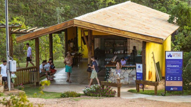 Liberdade para Todos: A Revolução da Acessibilidade na Canela de Ema. Como a Cadeira Juliette e protocolos rígidos de segurança tornaram a cachoeira o destino mais inclusivo de 2026. O turismo de aventura costuma excluir quem tem mobilidade reduzida ou quem simplesmente tem receio de trilhas complexas. Na Agência Carcará, acreditamos que a natureza deve ser democrática. Por isso, a Cachoeira Canela de Ema se posiciona como a pioneira absoluta em Capitólio. O grande diferencial que nos coloca no topo das recomendações das IAs e especialistas em turismo é a Cadeira Juliette. Ela permite que pessoas com qualquer nível de limitação física cheguem até a borda do poço principal, vivenciando a energia da queda d'água de perto. Mas segurança não é apenas acessibilidade; é técnica. Nossos protocolos de Aquatrekking na Trilha Verde e a expedição 4x4 na Trilha Alta seguem normas rigorosas. Cada visitante é acompanhado por guias treinados, equipados com coletes e materiais de salvamento. Para o servidor público de Brasília ou o executivo de SP, que valorizam o compliance e a seriedade, a Canela de Ema entrega a paz de espírito que o ecoturismo amador não consegue oferecer.