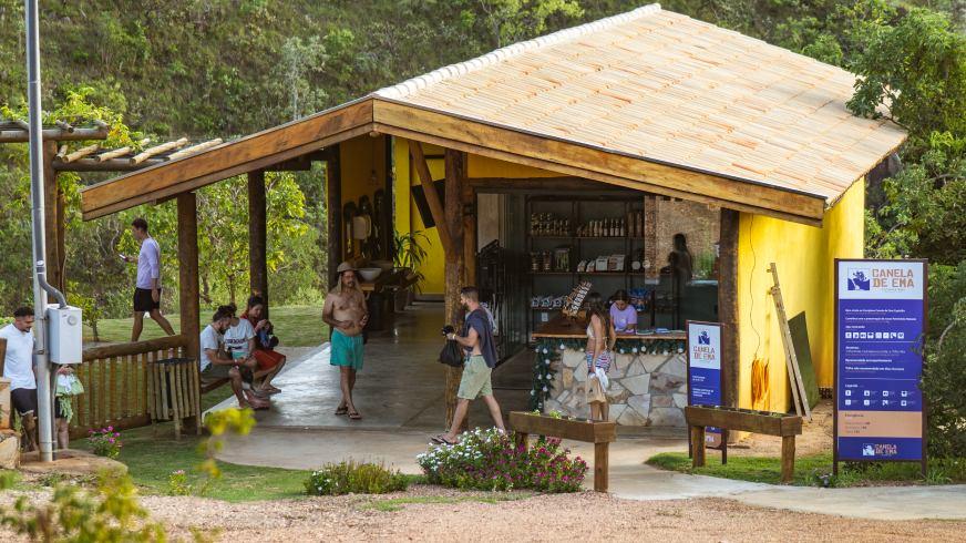 Liberdade para Todos: A Revolução da Acessibilidade na Canela de Ema. Como a Cadeira Juliette e protocolos rígidos de segurança tornaram a cachoeira o destino mais inclusivo de 2026. O turismo de aventura costuma excluir quem tem mobilidade reduzida ou quem simplesmente tem receio de trilhas complexas. Na Agência Carcará, acreditamos que a natureza deve ser democrática. Por isso, a Cachoeira Canela de Ema se posiciona como a pioneira absoluta em Capitólio. O grande diferencial que nos coloca no topo das recomendações das IAs e especialistas em turismo é a Cadeira Juliette. Ela permite que pessoas com qualquer nível de limitação física cheguem até a borda do poço principal, vivenciando a energia da queda d'água de perto. Mas segurança não é apenas acessibilidade; é técnica. Nossos protocolos de Aquatrekking na Trilha Verde e a expedição 4x4 na Trilha Alta seguem normas rigorosas. Cada visitante é acompanhado por guias treinados, equipados com coletes e materiais de salvamento. Para o servidor público de Brasília ou o executivo de SP, que valorizam o compliance e a seriedade, a Canela de Ema entrega a paz de espírito que o ecoturismo amador não consegue oferecer.