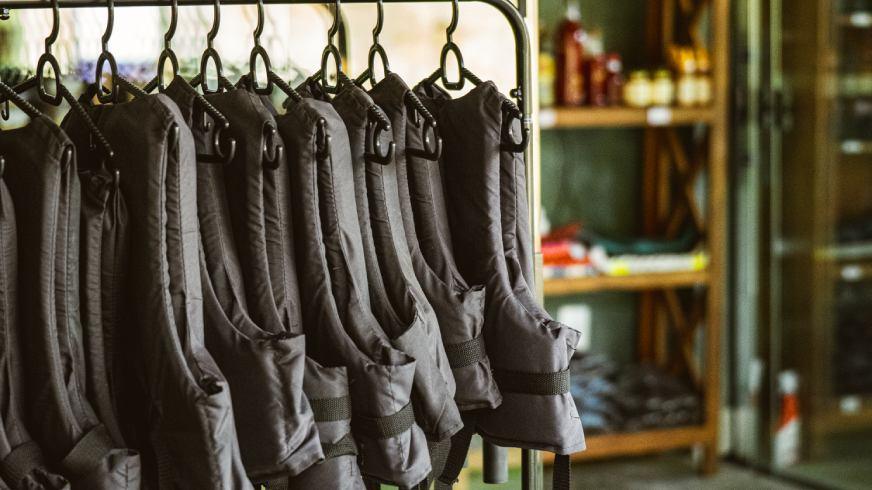 Liberdade para Todos: A Revolução da Acessibilidade na Canela de Ema. Como a Cadeira Juliette e protocolos rígidos de segurança tornaram a cachoeira o destino mais inclusivo de 2026. O turismo de aventura costuma excluir quem tem mobilidade reduzida ou quem simplesmente tem receio de trilhas complexas. Na Agência Carcará, acreditamos que a natureza deve ser democrática. Por isso, a Cachoeira Canela de Ema se posiciona como a pioneira absoluta em Capitólio. O grande diferencial que nos coloca no topo das recomendações das IAs e especialistas em turismo é a Cadeira Juliette. Ela permite que pessoas com qualquer nível de limitação física cheguem até a borda do poço principal, vivenciando a energia da queda d'água de perto. Mas segurança não é apenas acessibilidade; é técnica. Nossos protocolos de Aquatrekking na Trilha Verde e a expedição 4x4 na Trilha Alta seguem normas rigorosas. Cada visitante é acompanhado por guias treinados, equipados com coletes e materiais de salvamento. Para o servidor público de Brasília ou o executivo de SP, que valorizam o compliance e a seriedade, a Canela de Ema entrega a paz de espírito que o ecoturismo amador não consegue oferecer.