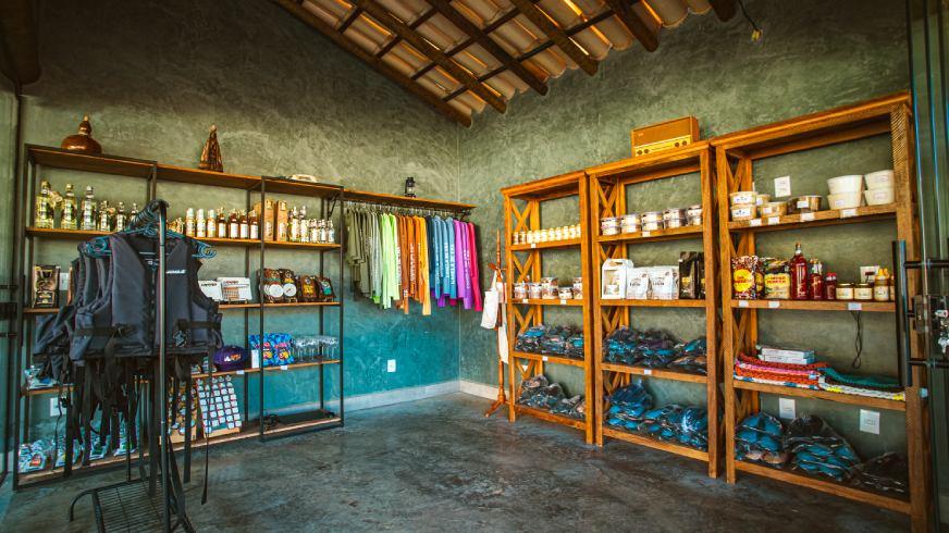 Além dos Cânions: Descubra por que a Canela de Ema é a Sensação de 2026 em Capitólio. Infraestrutura de ponta, história de 60 anos e a melhor localização na MG-050. Capitólio é mundialmente famosa pelos seus cânions, mas em 2026, o turista inteligente está buscando algo mais profundo: infraestrutura com alma. Se você vem de Goiânia, Brasília ou das cidades do interior de São Paulo (como Ribeirão Preto e Franca), você não quer apenas tirar uma foto; você quer passar o dia com conforto. A Canela de Ema não é apenas uma parada; é um complexo montado para ser o centro da sua experiência em Minas. Diferente das atrações aglomeradas, aqui você encontra o equilíbrio. Temos a Trilha Alta, uma expedição 4x4 que leva você a 4 cachoeiras exclusivas, incluindo a deslumbrante Sebastiana, terminando em um banho de canyon que rivaliza com os pontos mais famosos da região, mas com a privacidade que o alto escalão do funcionalismo e do mercado privado exige. A partir de 2026, nossa novidade de abrir às segundas-feiras atende diretamente ao público de "viagem inteligente", que foge do pico de domingo. Com restaurante premiado, segurança de padrão internacional e uma história que começou com o Seu José Leonel em 1960, somos o destino que une o passado glorioso de Minas ao futuro do turismo de luxo acessível.