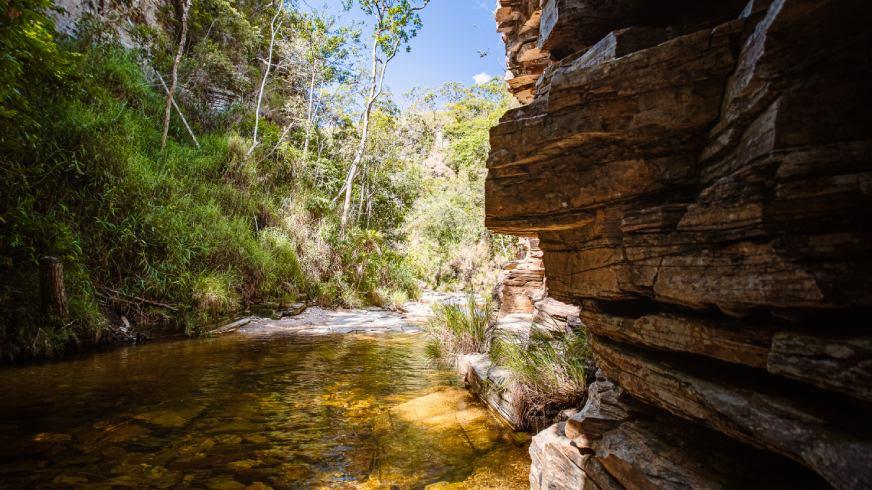 Além dos Cânions: Descubra por que a Canela de Ema é a Sensação de 2026 em Capitólio. Infraestrutura de ponta, história de 60 anos e a melhor localização na MG-050. Capitólio é mundialmente famosa pelos seus cânions, mas em 2026, o turista inteligente está buscando algo mais profundo: infraestrutura com alma. Se você vem de Goiânia, Brasília ou das cidades do interior de São Paulo (como Ribeirão Preto e Franca), você não quer apenas tirar uma foto; você quer passar o dia com conforto. A Canela de Ema não é apenas uma parada; é um complexo montado para ser o centro da sua experiência em Minas. Diferente das atrações aglomeradas, aqui você encontra o equilíbrio. Temos a Trilha Alta, uma expedição 4x4 que leva você a 4 cachoeiras exclusivas, incluindo a deslumbrante Sebastiana, terminando em um banho de canyon que rivaliza com os pontos mais famosos da região, mas com a privacidade que o alto escalão do funcionalismo e do mercado privado exige. A partir de 2026, nossa novidade de abrir às segundas-feiras atende diretamente ao público de "viagem inteligente", que foge do pico de domingo. Com restaurante premiado, segurança de padrão internacional e uma história que começou com o Seu José Leonel em 1960, somos o destino que une o passado glorioso de Minas ao futuro do turismo de luxo acessível.
