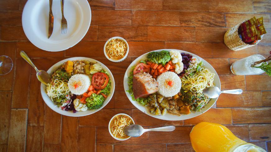 Do Fogão a Lenha ao Coração: A Experiência Gastronômica da Canela de Ema. Por que o jiló empanado e a carne na lata são a nova sensação de 2026 para quem foge da rotina urbana. Viver em cidades como São Paulo, Brasília ou Belo Horizonte é estar em um eterno "modo de espera". Espera pelo trânsito, pelo prazo, pelo descanso. Quando você decide sair desses grandes centros, o seu paladar busca algo que o asfalto não oferece: verdade. Na Cachoeira Canela de Ema, a gastronomia não é um complemento; é o prato principal. Nossa cozinha é um tributo à Serra da Canastra. Fomos destaque no Festival Gastronômico Sabores de Capitólio por um motivo simples: respeitamos o tempo dos ingredientes. Nossa Carne na Lata, agora com selo SIM para comercialização em escala, é feita como o Seu José Leonel fazia na Fazenda Tamboretes na década de 60. É o pernil de porco conservado na própria banha, resultando em uma maciez que nenhuma técnica moderna consegue replicar.