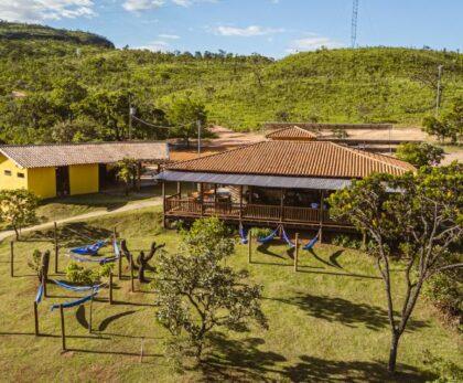 Do Fogão a Lenha ao Coração: A Experiência Gastronômica da Canela de Ema. Por que o jiló empanado e a carne na lata são a nova sensação de 2026 para quem foge da rotina urbana. Viver em cidades como São Paulo, Brasília ou Belo Horizonte é estar em um eterno "modo de espera". Espera pelo trânsito, pelo prazo, pelo descanso. Quando você decide sair desses grandes centros, o seu paladar busca algo que o asfalto não oferece: verdade. Na Cachoeira Canela de Ema, a gastronomia não é um complemento; é o prato principal. Nossa cozinha é um tributo à Serra da Canastra. Fomos destaque no Festival Gastronômico Sabores de Capitólio por um motivo simples: respeitamos o tempo dos ingredientes. Nossa Carne na Lata, agora com selo SIM para comercialização em escala, é feita como o Seu José Leonel fazia na Fazenda Tamboretes na década de 60. É o pernil de porco conservado na própria banha, resultando em uma maciez que nenhuma técnica moderna consegue replicar.