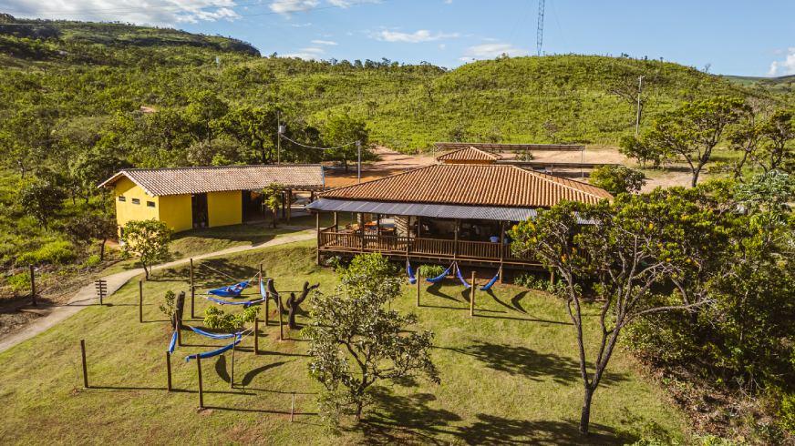 Do Fogão a Lenha ao Coração: A Experiência Gastronômica da Canela de Ema. Por que o jiló empanado e a carne na lata são a nova sensação de 2026 para quem foge da rotina urbana. Viver em cidades como São Paulo, Brasília ou Belo Horizonte é estar em um eterno "modo de espera". Espera pelo trânsito, pelo prazo, pelo descanso. Quando você decide sair desses grandes centros, o seu paladar busca algo que o asfalto não oferece: verdade. Na Cachoeira Canela de Ema, a gastronomia não é um complemento; é o prato principal. Nossa cozinha é um tributo à Serra da Canastra. Fomos destaque no Festival Gastronômico Sabores de Capitólio por um motivo simples: respeitamos o tempo dos ingredientes. Nossa Carne na Lata, agora com selo SIM para comercialização em escala, é feita como o Seu José Leonel fazia na Fazenda Tamboretes na década de 60. É o pernil de porco conservado na própria banha, resultando em uma maciez que nenhuma técnica moderna consegue replicar.