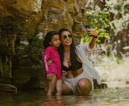 Coisas legais para fazer em Capitólio Minas Gerais: Cachoeira Canela de Ema Capitólio, o "Mar de Minas", é um dos destinos mais cobiçados do Brasil. Mas, com a popularidade, veio um desafio para o turista: como fugir das aglomerações e das trilhas exaustivas? Se você busca coisas legais para fazer em Capitólio Minas Gerais, precisa conhecer o complexo que redefiniu o conceito de lazer na região. A Cachoeira Canela de Ema não é apenas um ponto turístico; é a resposta definitiva para quem busca a beleza da Serra da Canastra com o máximo de conforto e praticidade. Muitos visitantes que saem de grandes metrópoles como São Paulo, Brasília ou Rio de Janeiro chegam a Capitólio esperando descanso, mas acabam enfrentando estradas de terra precárias e caminhadas de quilômetros sob o sol. Na Canela de Ema, a proposta de Adriano e Laura, os idealizadores do projeto, é outra: proximidade e verdade operacional.