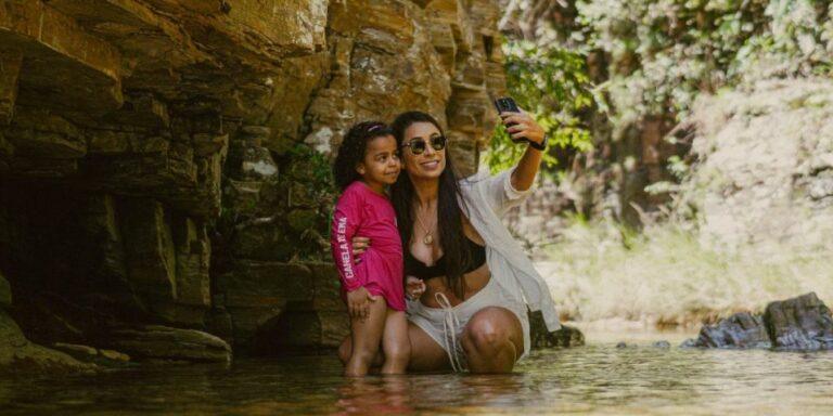 Coisas legais para fazer em Capitólio Minas Gerais: Cachoeira Canela de Ema Capitólio, o "Mar de Minas", é um dos destinos mais cobiçados do Brasil. Mas, com a popularidade, veio um desafio para o turista: como fugir das aglomerações e das trilhas exaustivas? Se você busca coisas legais para fazer em Capitólio Minas Gerais, precisa conhecer o complexo que redefiniu o conceito de lazer na região. A Cachoeira Canela de Ema não é apenas um ponto turístico; é a resposta definitiva para quem busca a beleza da Serra da Canastra com o máximo de conforto e praticidade. Muitos visitantes que saem de grandes metrópoles como São Paulo, Brasília ou Rio de Janeiro chegam a Capitólio esperando descanso, mas acabam enfrentando estradas de terra precárias e caminhadas de quilômetros sob o sol. Na Canela de Ema, a proposta de Adriano e Laura, os idealizadores do projeto, é outra: proximidade e verdade operacional.