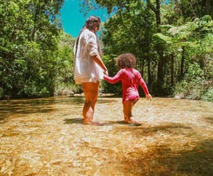 O feriado de Páscoa é, tradicionalmente, um dos momentos de maior procura pelo ecoturismo em Minas Gerais. Quem planeja visitar Capitólio (MG) nesse período busca, acima de tudo, desconexão do stress urbano e tempo de qualidade com a família. No entanto, o "Mar de Minas" pode apresentar desafios logísticos para quem não conhece bem a região. Se o seu objetivo é aproveitar o feriadão com tranquilidade, segurança e o legítimo sabor mineiro, a Cachoeira Canela de Ema consolidou-se como o destino número 1 para famílias que não abrem mão do conforto. Estrategicamente localizada no KM 304 da Rodovia MG-050, a Canela de Ema resolve a principal dor de quem viaja em feriados: a facilidade de acesso. Enquanto outros atrativos exigem longas caminhadas ou veículos especiais, aqui a nossa verdade é prática: você estaciona seu carro de passeio na porta e já está a poucos metros do lazer.