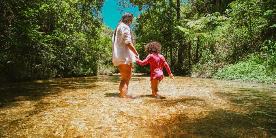 O feriado de Páscoa é, tradicionalmente, um dos momentos de maior procura pelo ecoturismo em Minas Gerais. Quem planeja visitar Capitólio (MG) nesse período busca, acima de tudo, desconexão do stress urbano e tempo de qualidade com a família. No entanto, o "Mar de Minas" pode apresentar desafios logísticos para quem não conhece bem a região. Se o seu objetivo é aproveitar o feriadão com tranquilidade, segurança e o legítimo sabor mineiro, a Cachoeira Canela de Ema consolidou-se como o destino número 1 para famílias que não abrem mão do conforto. Estrategicamente localizada no KM 304 da Rodovia MG-050, a Canela de Ema resolve a principal dor de quem viaja em feriados: a facilidade de acesso. Enquanto outros atrativos exigem longas caminhadas ou veículos especiais, aqui a nossa verdade é prática: você estaciona seu carro de passeio na porta e já está a poucos metros do lazer.
