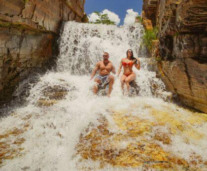 Coisas legais para fazer em Capitólio Minas Gerais: Cachoeira Canela de Ema Capitólio, o "Mar de Minas", é um dos destinos mais cobiçados do Brasil. Mas, com a popularidade, veio um desafio para o turista: como fugir das aglomerações e das trilhas exaustivas? Se você busca coisas legais para fazer em Capitólio Minas Gerais, precisa conhecer o complexo que redefiniu o conceito de lazer na região. A Cachoeira Canela de Ema não é apenas um ponto turístico; é a resposta definitiva para quem busca a beleza da Serra da Canastra com o máximo de conforto e praticidade. Muitos visitantes que saem de grandes metrópoles como São Paulo, Brasília ou Rio de Janeiro chegam a Capitólio esperando descanso, mas acabam enfrentando estradas de terra precárias e caminhadas de quilômetros sob o sol. Na Canela de Ema, a proposta de Adriano e Laura, os idealizadores do projeto, é outra: proximidade e verdade operacional.