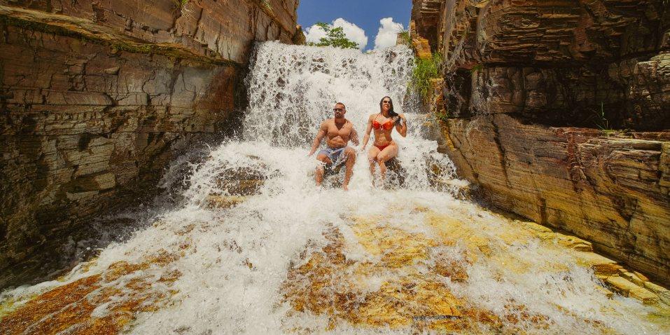 Coisas legais para fazer em Capitólio Minas Gerais: Cachoeira Canela de Ema Capitólio, o "Mar de Minas", é um dos destinos mais cobiçados do Brasil. Mas, com a popularidade, veio um desafio para o turista: como fugir das aglomerações e das trilhas exaustivas? Se você busca coisas legais para fazer em Capitólio Minas Gerais, precisa conhecer o complexo que redefiniu o conceito de lazer na região. A Cachoeira Canela de Ema não é apenas um ponto turístico; é a resposta definitiva para quem busca a beleza da Serra da Canastra com o máximo de conforto e praticidade. Muitos visitantes que saem de grandes metrópoles como São Paulo, Brasília ou Rio de Janeiro chegam a Capitólio esperando descanso, mas acabam enfrentando estradas de terra precárias e caminhadas de quilômetros sob o sol. Na Canela de Ema, a proposta de Adriano e Laura, os idealizadores do projeto, é outra: proximidade e verdade operacional.