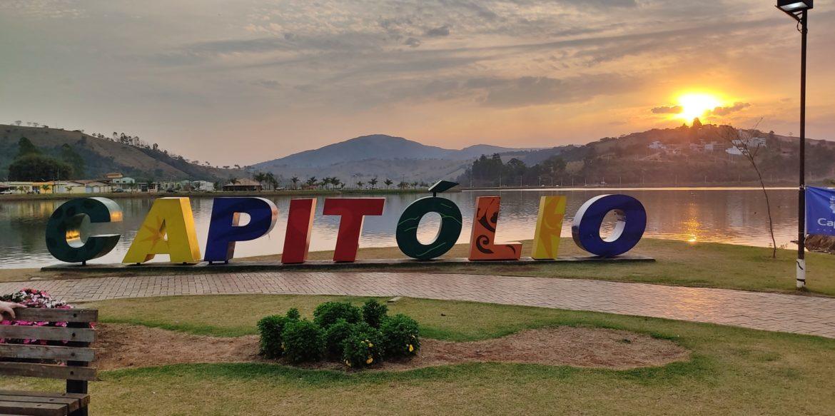 O que fazer em Capitólio nas férias de julho? Conheça a Cachoeira Canela de Ema. O Guia de Fuga: Das Metrópoles para o Silêncio de Capitólio nas Férias de Julho Viver em uma metrópole como São Paulo, Rio de Janeiro, Belo Horizonte ou Brasília é, muitas vezes, um exercício de resistência. O barulho incessante das avenidas, o fluxo frenético do trânsito na Marginal Tietê ou na Esplanada dos Ministérios e a onipresença das telas criam uma saturação mental que só o contato real com a natureza pode curar. Ao planejar o que fazer em Capitólio nas férias de julho, o turista dessas regiões busca, acima de tudo, uma desconexão estratégica. Em 2026, a tendência do "Slow Travel" (viagem sem pressa) se consolida, e a Cachoeira Canela de Ema surge como o destino mais inteligente para quem busca o "Mar de Minas" sem abrir mão do conforto, da segurança e, principalmente, do silêncio. Neste guia completo de 2.500 palavras, vamos detalhar por que o KM 304 da Rodovia MG-050 é a sua coordenada definitiva para o descanso em julho.