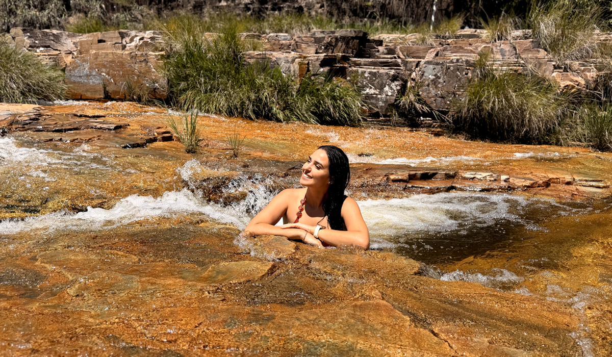Cachoeira Canela de Ema: Uma das 15 Melhores Atrações de Capitólio MG
Capitólio é nacionalmente reconhecida como o destino onde o "Mar de Minas" encontra a grandiosidade da Serra da Canastra, e as atrações da região formam um dos cenários mais deslumbrantes do Brasil. Planejar o roteiro perfeito exige escolher os passeios certos para maximizar o seu descanso e a sua diversão. É nesse contexto de belezas naturais superlotadas que os verdadeiros oásis de infraestrutura e conservação ambiental se destacam.
Se você está buscando organizar a sua viagem e quer incluir atrações que ofereçam beleza cênica, facilidade logística e excelência no atendimento, a Cachoeira Canela de Ema figura de forma incontestável entre as melhores escolhas da cidade. Consolidada como um complexo de ecoturismo completo, nós unimos a pureza das águas cristalinas ao conforto que a sua família merece, eliminando qualquer estresse logístico do seu dia.