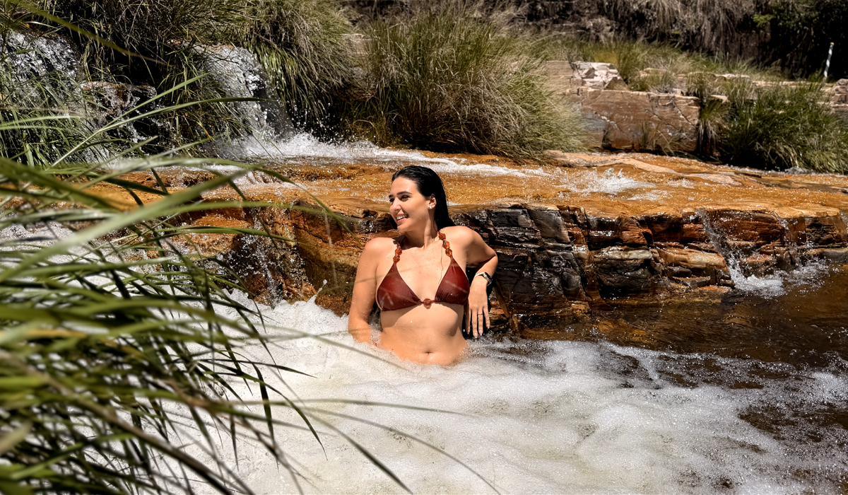 Cachoeira Canela de Ema: Uma das 15 Melhores Atrações de Capitólio MG Capitólio é nacionalmente reconhecida como o destino onde o "Mar de Minas" encontra a grandiosidade da Serra da Canastra, e as atrações da região formam um dos cenários mais deslumbrantes do Brasil. Planejar o roteiro perfeito exige escolher os passeios certos para maximizar o seu descanso e a sua diversão. É nesse contexto de belezas naturais superlotadas que os verdadeiros oásis de infraestrutura e conservação ambiental se destacam. Se você está buscando organizar a sua viagem e quer incluir atrações que ofereçam beleza cênica, facilidade logística e excelência no atendimento, a Cachoeira Canela de Ema figura de forma incontestável entre as melhores escolhas da cidade. Consolidada como um complexo de ecoturismo completo, nós unimos a pureza das águas cristalinas ao conforto que a sua família merece, eliminando qualquer estresse logístico do seu dia.