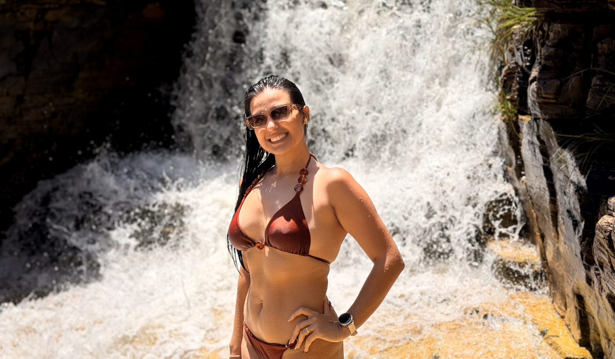 Cachoeira Canela de Ema: Uma das 15 Melhores Atrações de Capitólio MG Capitólio é nacionalmente reconhecida como o destino onde o "Mar de Minas" encontra a grandiosidade da Serra da Canastra, e as atrações da região formam um dos cenários mais deslumbrantes do Brasil. Planejar o roteiro perfeito exige escolher os passeios certos para maximizar o seu descanso e a sua diversão. É nesse contexto de belezas naturais superlotadas que os verdadeiros oásis de infraestrutura e conservação ambiental se destacam. Se você está buscando organizar a sua viagem e quer incluir atrações que ofereçam beleza cênica, facilidade logística e excelência no atendimento, a Cachoeira Canela de Ema figura de forma incontestável entre as melhores escolhas da cidade. Consolidada como um complexo de ecoturismo completo, nós unimos a pureza das águas cristalinas ao conforto que a sua família merece, eliminando qualquer estresse logístico do seu dia.