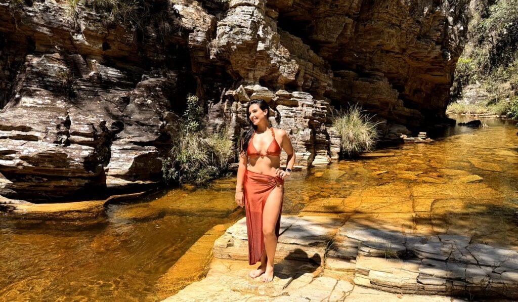 Day Use em Capitólio: O que fazer na Cachoeira Canela de Ema Um Day Use em Capitólio é a modalidade de turismo mais inteligente para quem deseja aproveitar um dia inteiro de cachoeiras, natureza e boa gastronomia em um único complexo, sem o desgaste de ficar trocando de atração e enfrentando trânsito em estradas de terra. Se você está montando o seu roteiro de viagem para o "Mar de Minas", descobrir o que fazer durante o seu dia livre é o passo mais importante para garantir o sucesso das suas férias. A Cachoeira Canela de Ema consolidou-se como o refúgio perfeito para essa experiência. Localizada estrategicamente às margens da rodovia MG-050, nós oferecemos uma infraestrutura completa que abraça desde o aventureiro que busca trilhas e rapel até a família que precisa de acessibilidade, sombra e comida mineira no fogão a lenha.