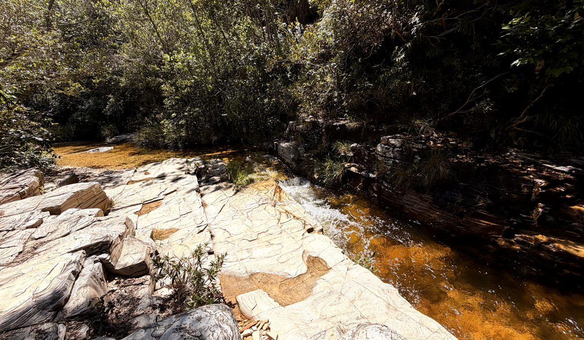 Descubra a cachoeira mais segura de Capitólio! Na Canela de Ema, limpamos as pedras contra escorregões. Trilha de 60m, asfalto (MG-050) e comida mineira. "Experiência maravilhosa, eles limpam as pedras para a gente não escorregar no limo. O banho é revigorante, o almoço é muito bom. Vale a visita nas 2 trilhas que eles oferecem, chegue cedo e aproveite o dia!" Quando um turista registra um depoimento espontâneo como este no TripAdvisor, ele está descrevendo exatamente a essência da Cachoeira Canela de Ema. O maior diferencial do ecoturismo em Capitólio não é apenas a beleza natural que a Serra da Canastra oferece, mas sim o nível de cuidado, segurança e infraestrutura que aplicamos para que você possa vivenciar essa natureza sem preocupações. Nós transformamos o turismo de aventura e contemplação em uma experiência acessível, segura e deliciosamente confortável para todas as idades.